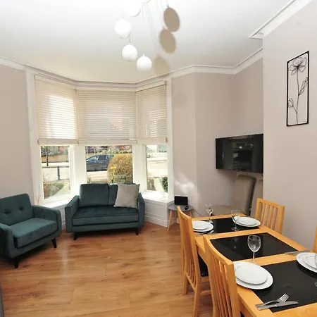 Strawberry One - 3 En-suite Bedrooms, Private Parking - Harrogate