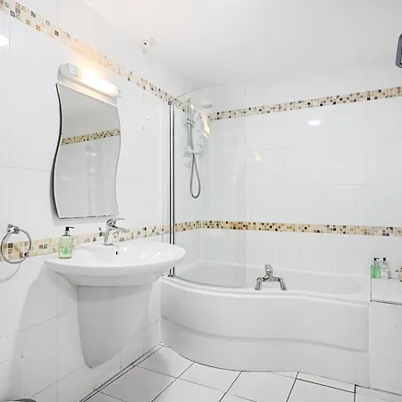 Strawberry One - 3 En-suite Bedrooms, Private Parking - Apartment Harrogate