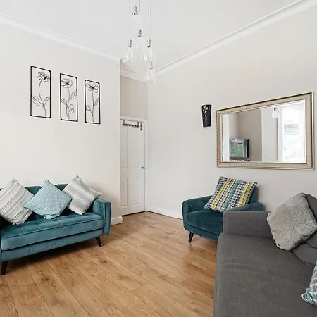 Strawberry One - 3 En-suite Bedrooms - Parking -