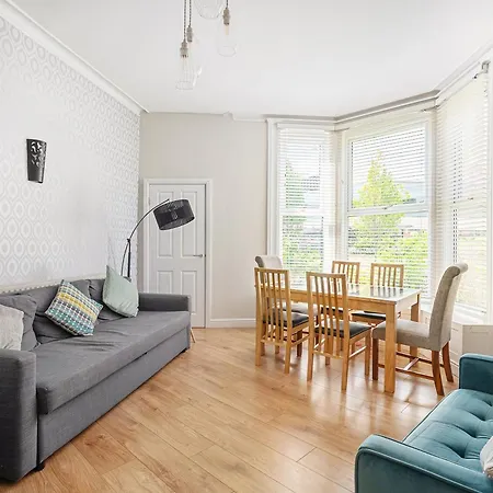 Daire Strawberry One - 3 En-suite Bedrooms, Private Parking - *