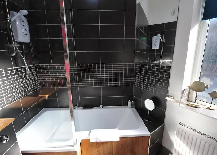 Strawberry One - 3 En-suite Bedrooms, Private Parking - *