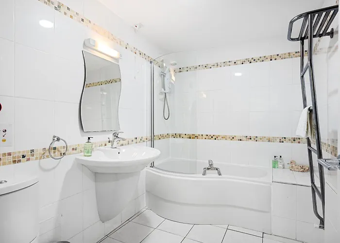 Strawberry One - 3 En-suite Bedrooms, Private Parking - Apartamento Harrogate