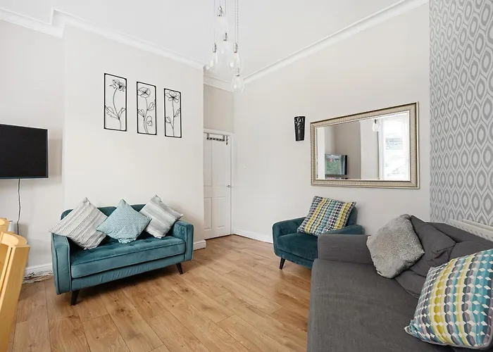 Strawberry One - 3 En-suite Bedrooms, Private Parking -