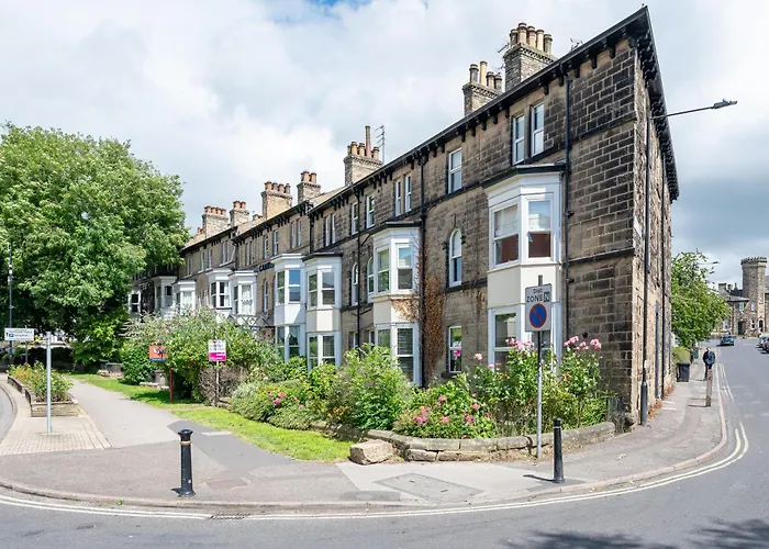 Strawberry One - 3 En-suite Bedrooms, Private Parking - * Harrogate