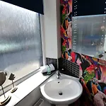 Strawberry One - 3 En-suite Bedrooms, Private Parking - דירה הרוגייט