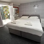 Strawberry One - 3 En-suite Bedrooms, Private Parking - * הרוגייט
