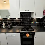 Strawberry One - 3 En-suite Bedrooms, Private Parking - הרוגייט