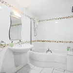 Strawberry One - 3 En-suite Bedrooms, Private Parking - דירה הרוגייט