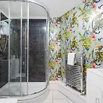 Strawberry One - 3 En-suite Bedrooms, Private Parking - דירה