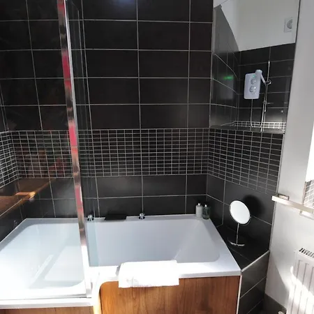 Strawberry One - 3 En-suite Bedrooms, Private Parking - *