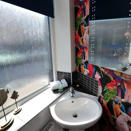 Strawberry One - 3 En-suite Bedrooms, Private Parking - شقة هاروغايت