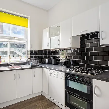 דירה Strawberry One - 3 En-suite Bedrooms, Private Parking - הרוגייט